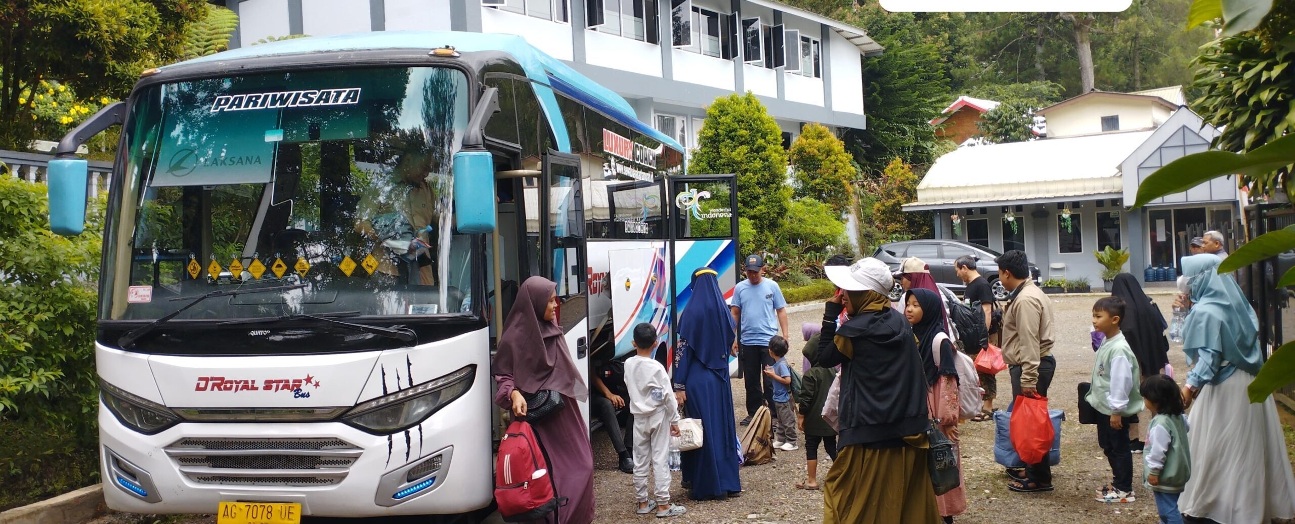 Penyedia sewa bus pariwisata ukuran medium di kota depok